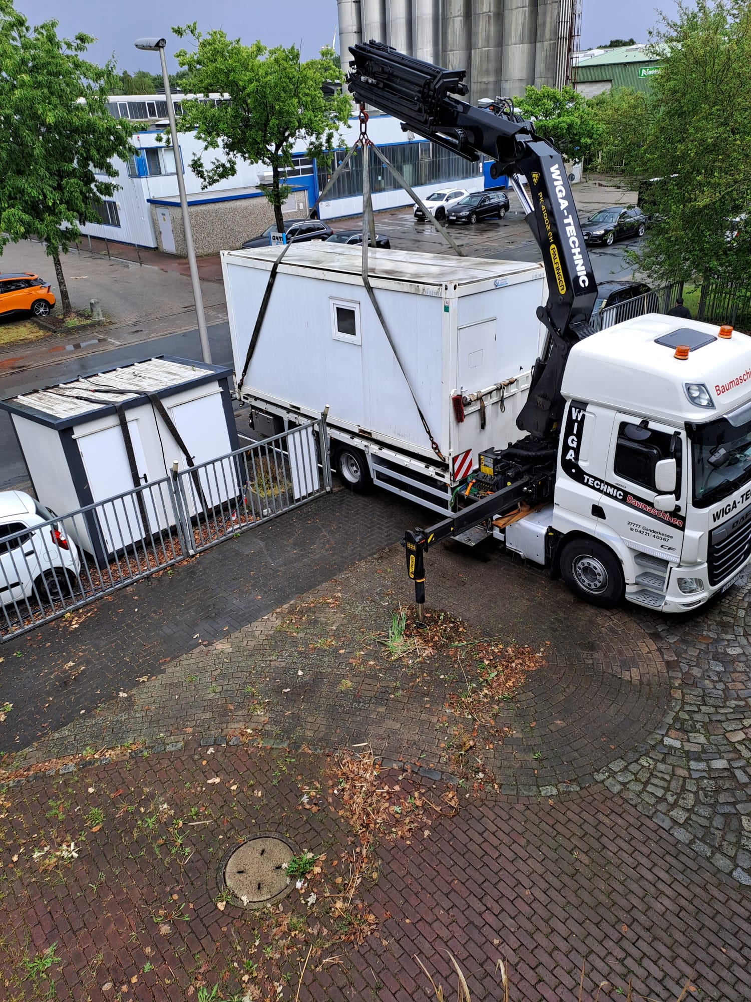 Und wieder werden die Sanitärcontainer umgesetzt