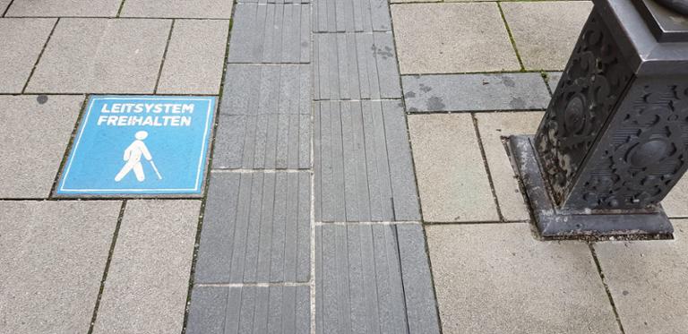 Blindenleitstreifen freihalten